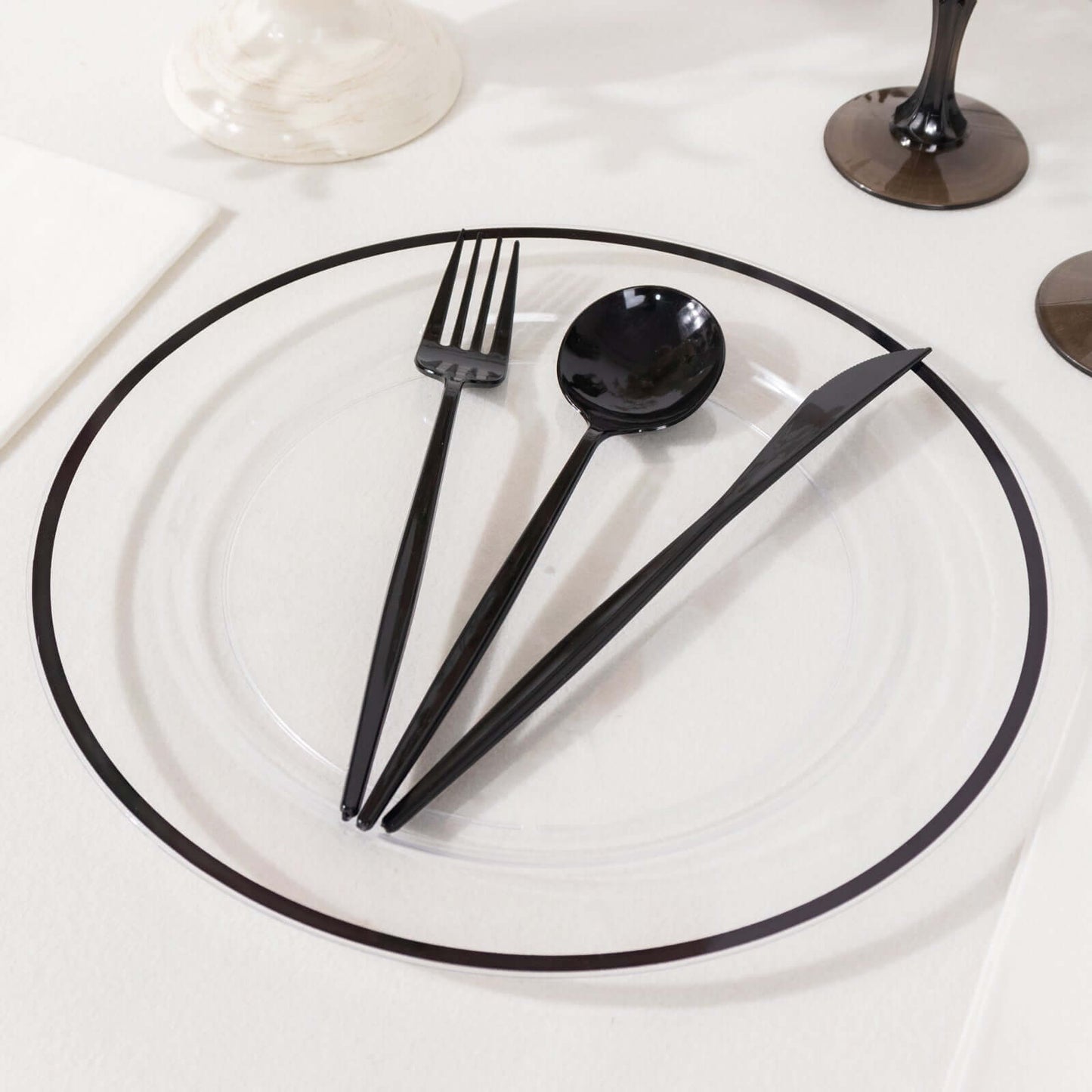 10-Pack Plastic 10" Round Dinner Plates in Clear with Black Rim - Disposable Party Plates for Classy Banquets & Special Occasions