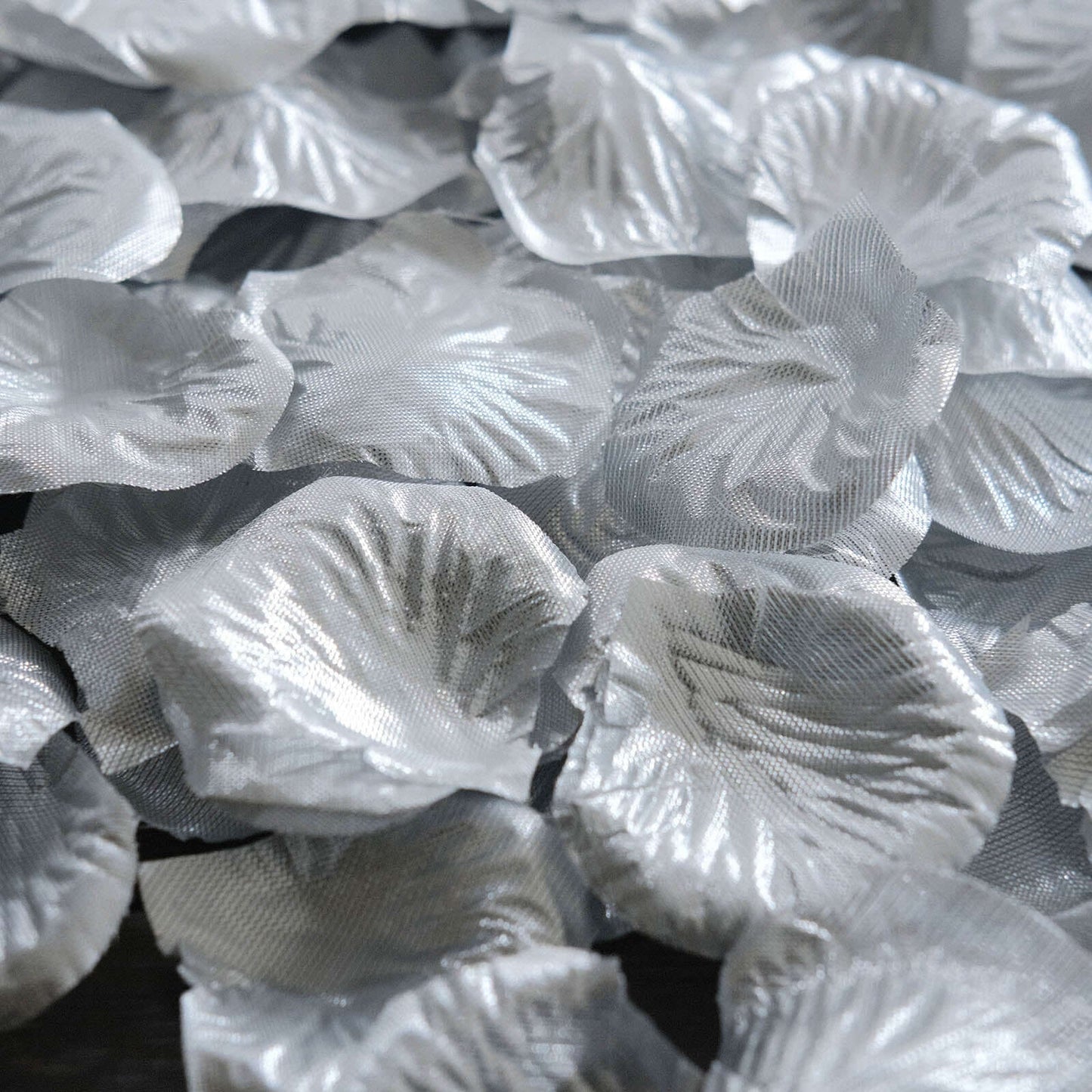 500-Pack Rose Petals Round Design Silver Silk Confetti - Decorative Scatters for Tables and Floors