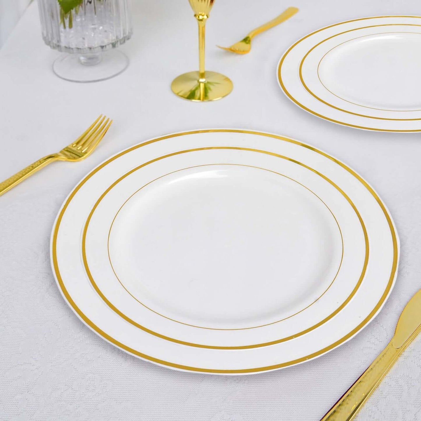 10 - Pack Plastic Dessert Plates White with TrÃ¨s Chic Gold Rim - Disposable Plates for Parties 8" - Linen Luxes