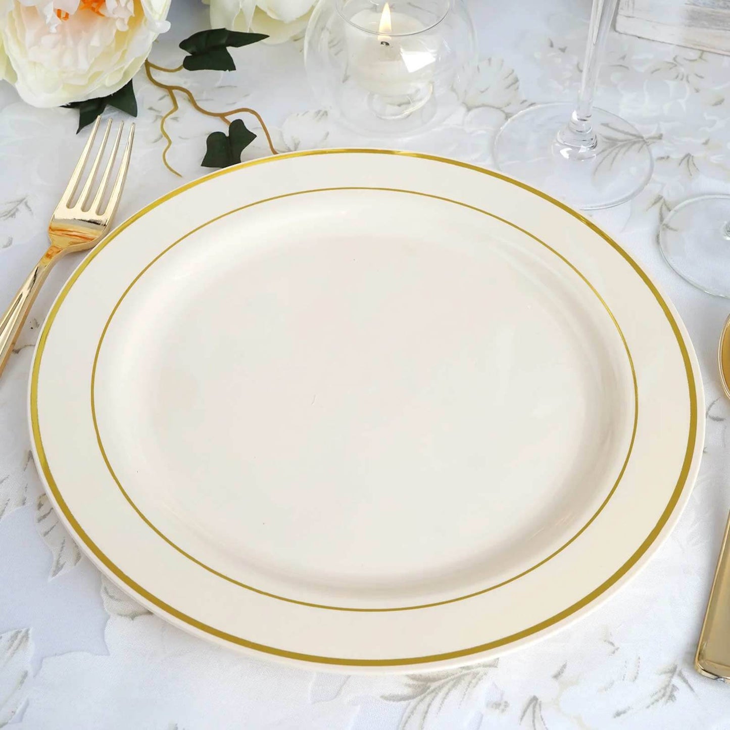 10 - Pack Plastic Dinner Plates Ivory with TrÃ¨s Chic Gold Rim - Disposable Party Plates for Gatherings 10" - Linen Luxes