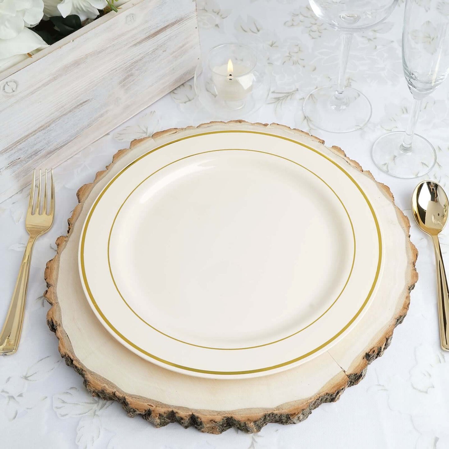 10 - Pack Plastic Dinner Plates Ivory with TrÃ¨s Chic Gold Rim - Disposable Party Plates for Gatherings 10" - Linen Luxes