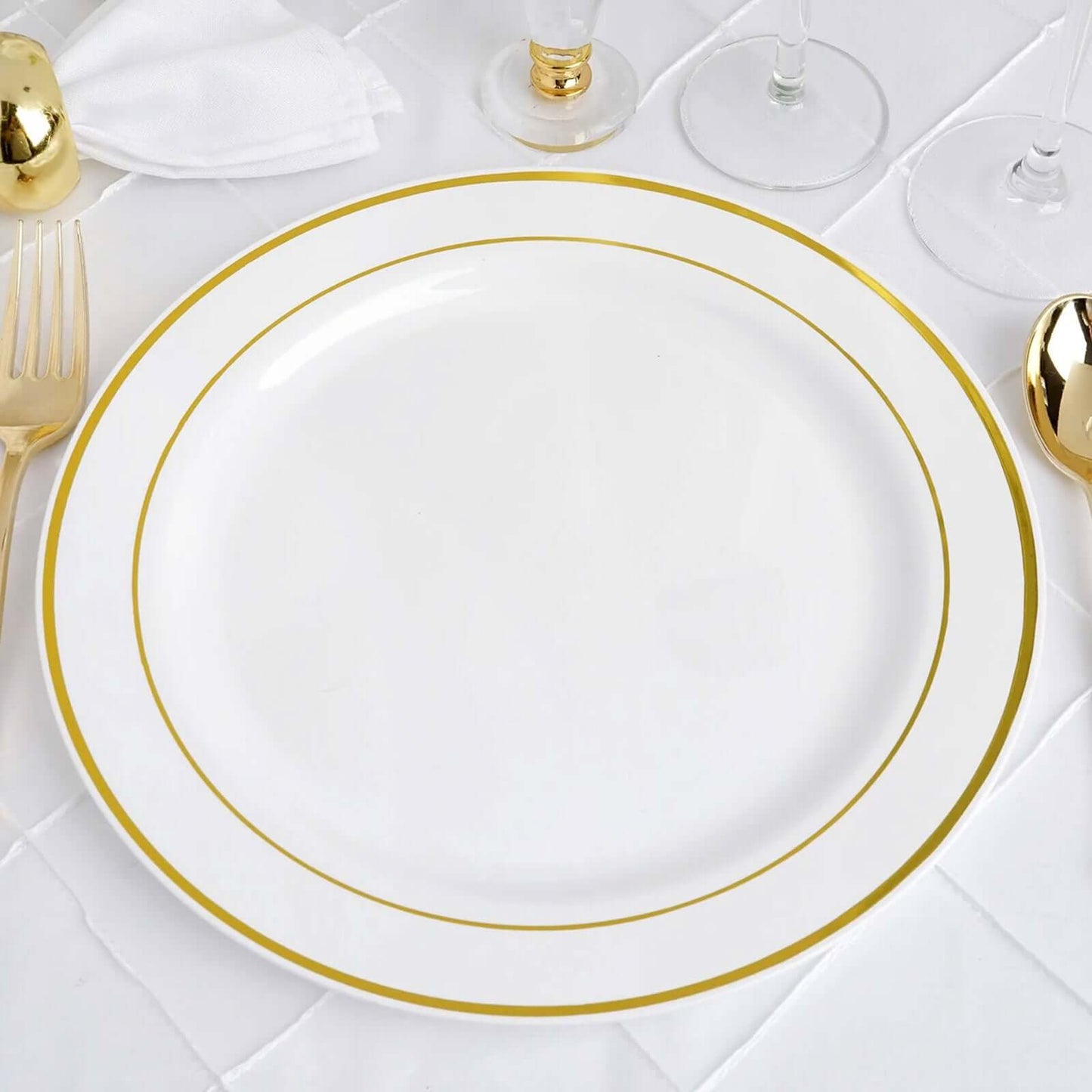 10 - Pack Plastic Dinner Plates White with TrÃ¨s Chic Gold Rim - Perfect Disposable Party Plates 10" - Linen Luxes