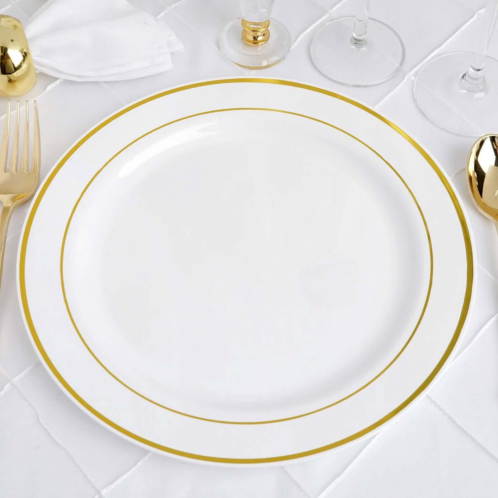 10 - Pack Plastic Dinner Plates White with TrÃ¨s Chic Gold Rim - Perfect Disposable Party Plates 10" - Linen Luxes