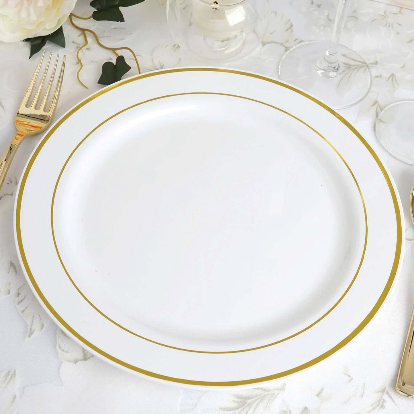 10 - Pack Plastic Dinner Plates White with TrÃ¨s Chic Gold Rim - Perfect Disposable Party Plates 10" - Linen Luxes