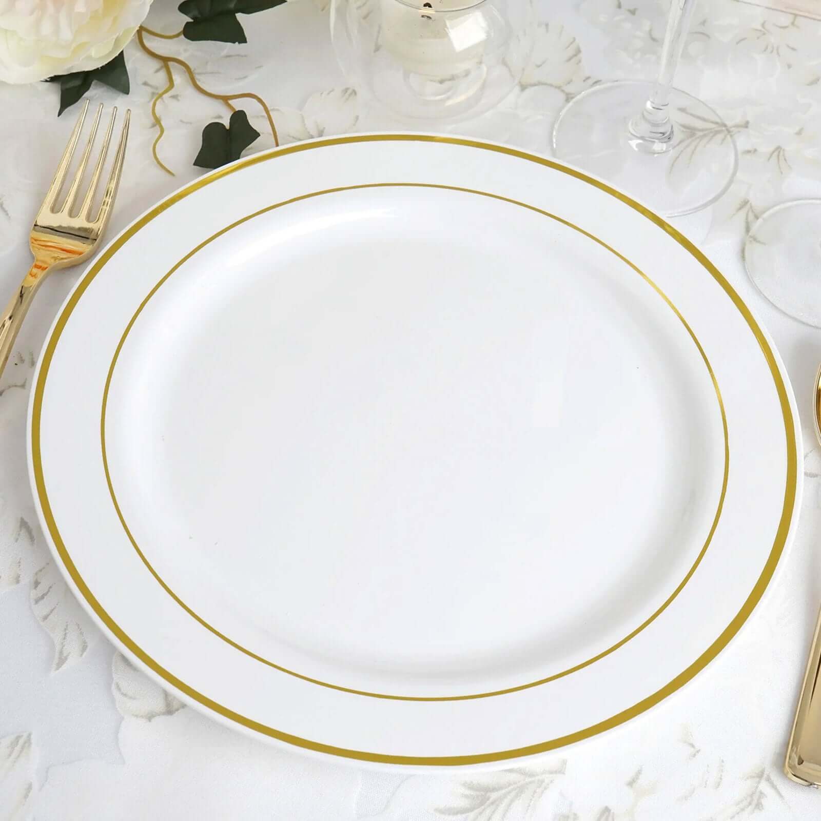 10 - Pack Plastic Dinner Plates White with TrÃ¨s Chic Gold Rim - Perfect Disposable Party Plates 10" - Linen Luxes