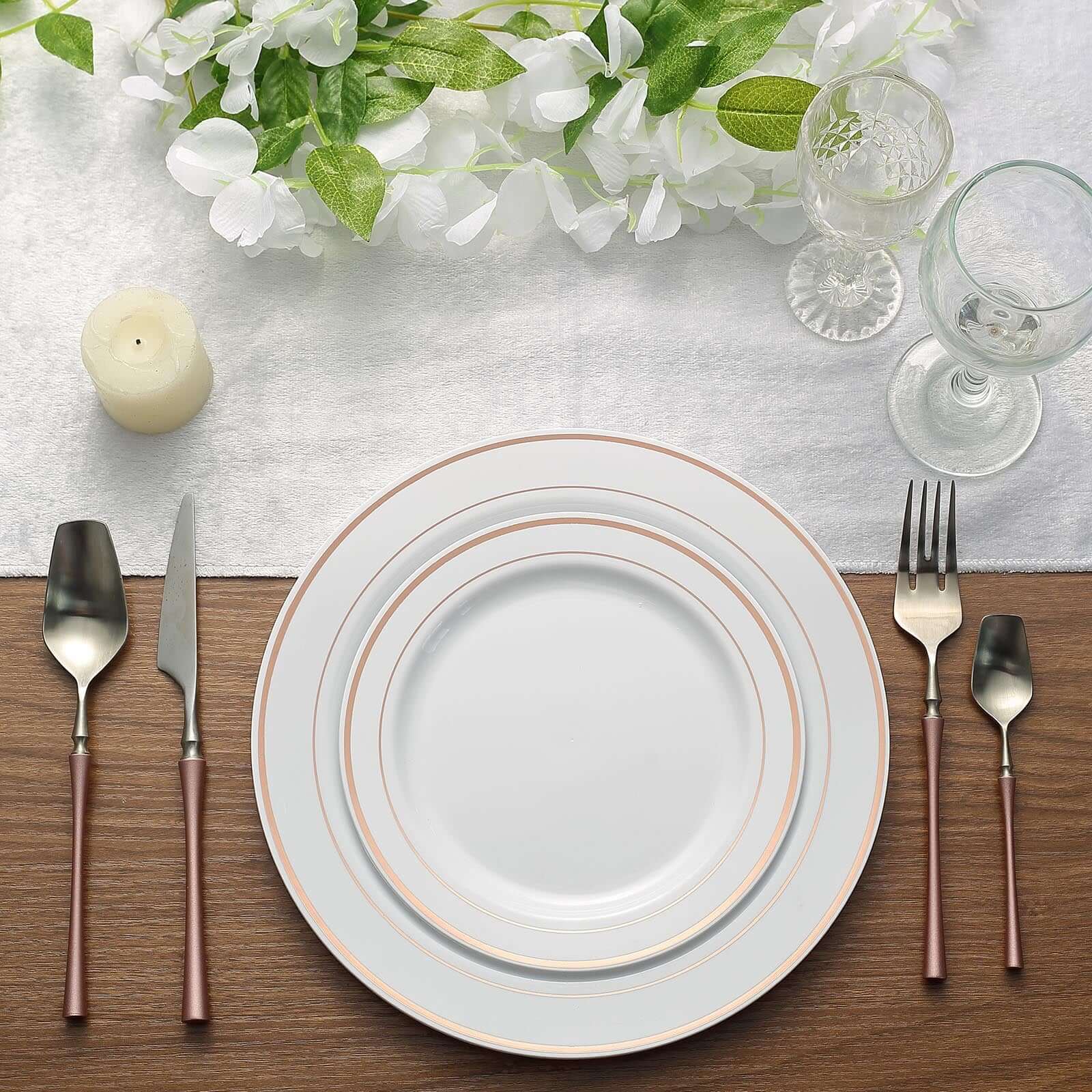 10 - Pack Plastic Dinner Plates White with TrÃ¨s Chic Rose Gold Rim - Perfect Disposable Party Plates 10" - Linen Luxes