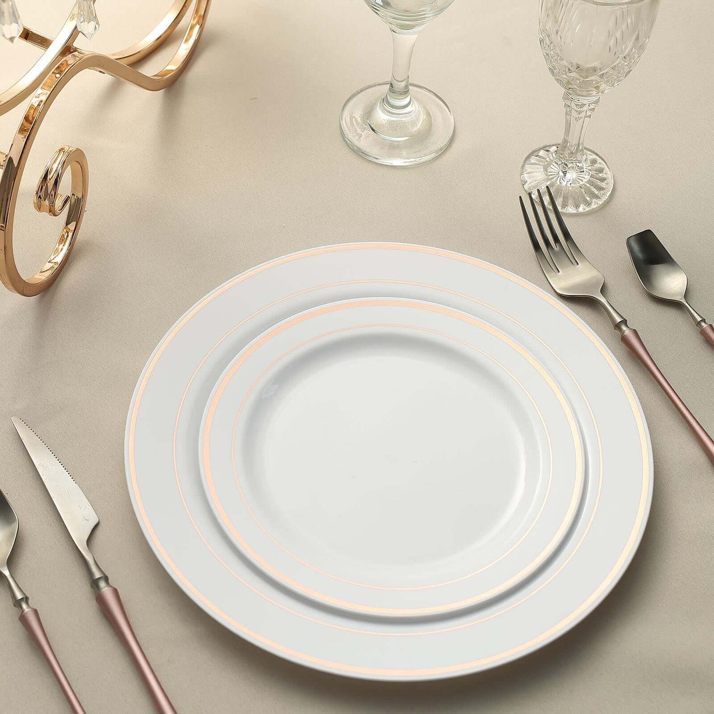 10 - Pack Plastic Dinner Plates White with TrÃ¨s Chic Rose Gold Rim - Perfect Disposable Party Plates 10" - Linen Luxes