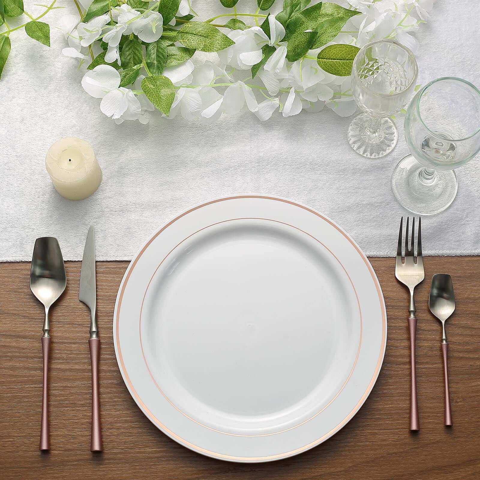 10 - Pack Plastic Dinner Plates White with TrÃ¨s Chic Rose Gold Rim - Perfect Disposable Party Plates 10" - Linen Luxes