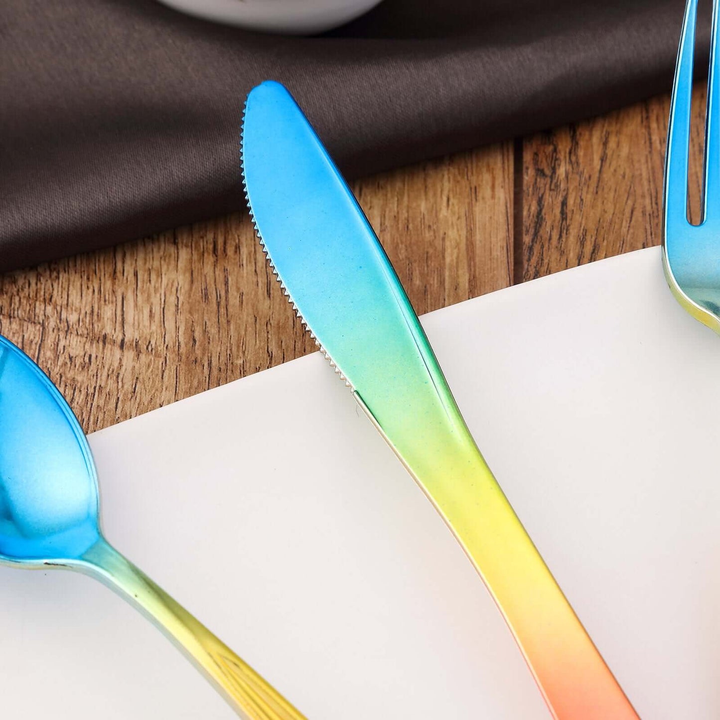 24 Pack - 8" Rainbow Ombre Design Heavy Duty Plastic Knives - Linen Luxes