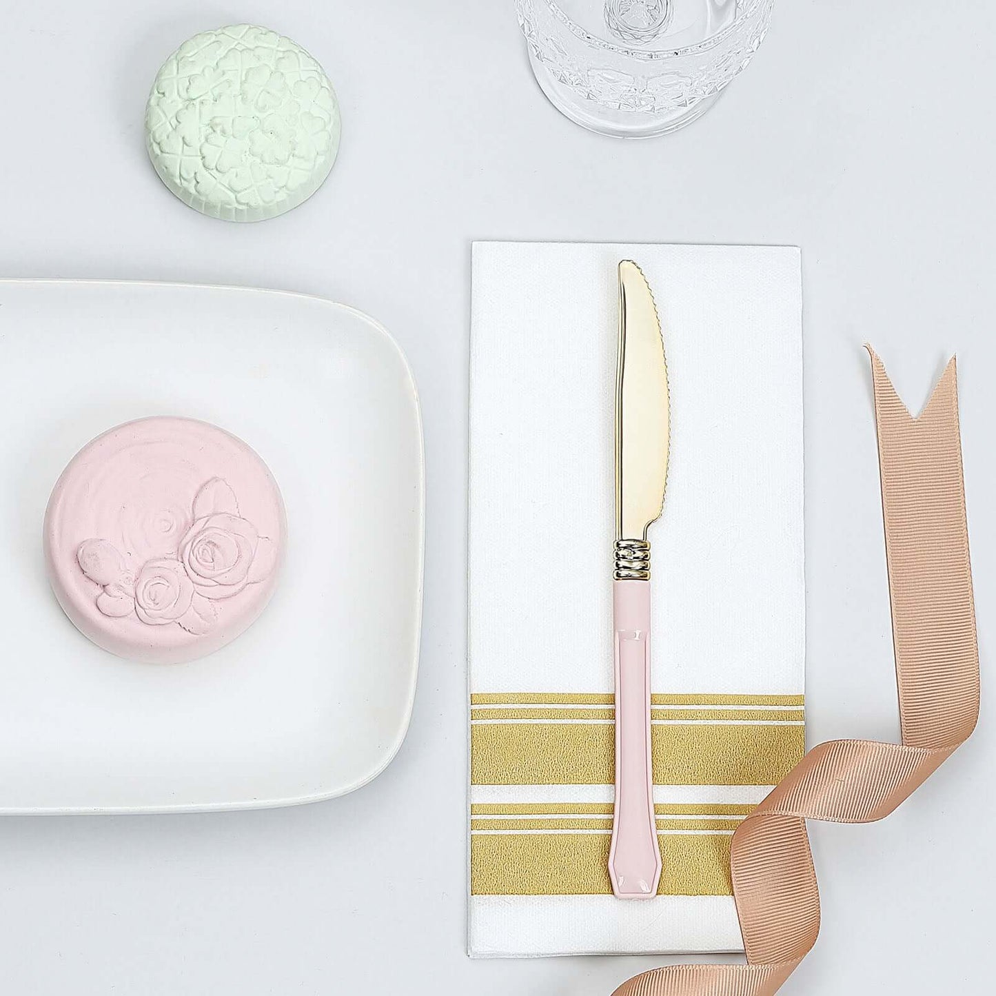 24 Pack Gold 7.5" Heavy Duty Plastic Knives with Blush Handle, Disposable Silverware - Linen Luxes