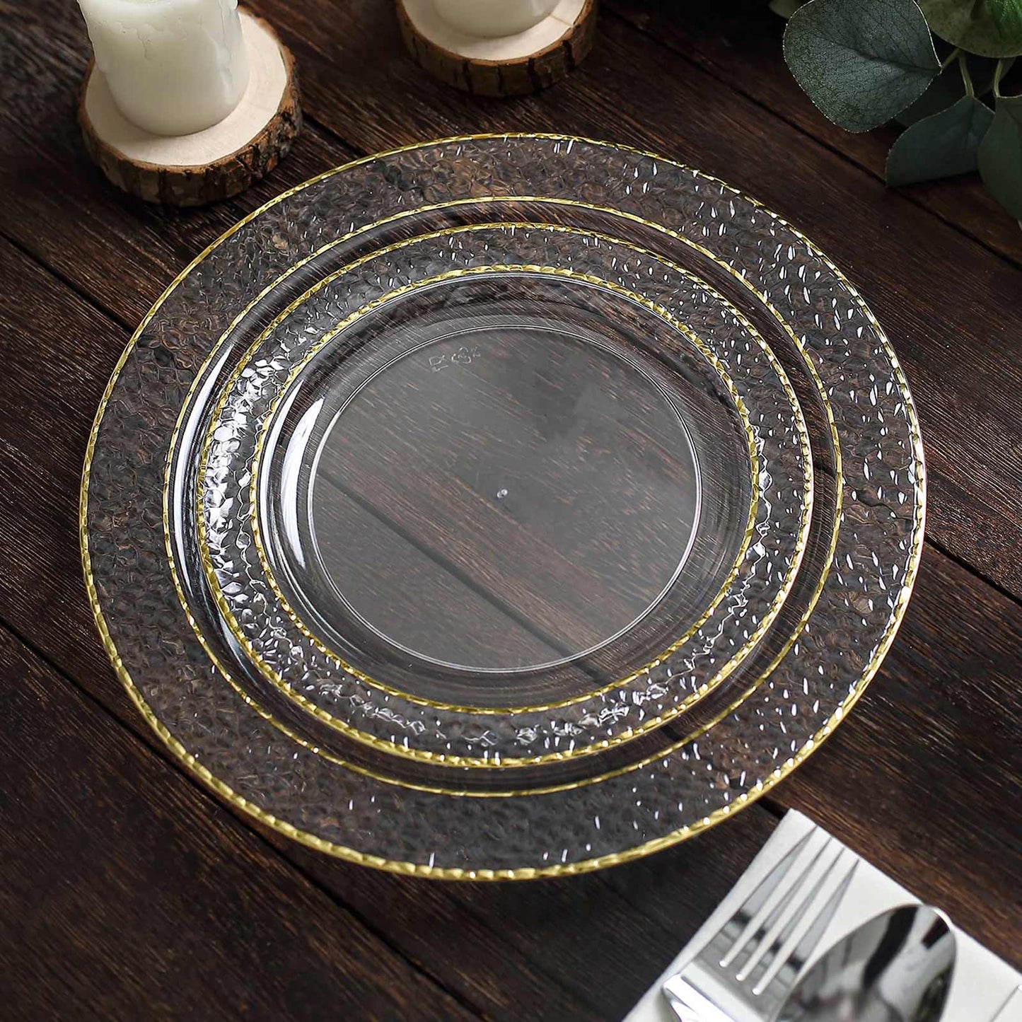 10-Pack Plastic 7.5" Round Appetizer Plates in Clear Hammered Design with Gold Rim - Disposable Salad Plates for Chic Banquets & Special Occasions