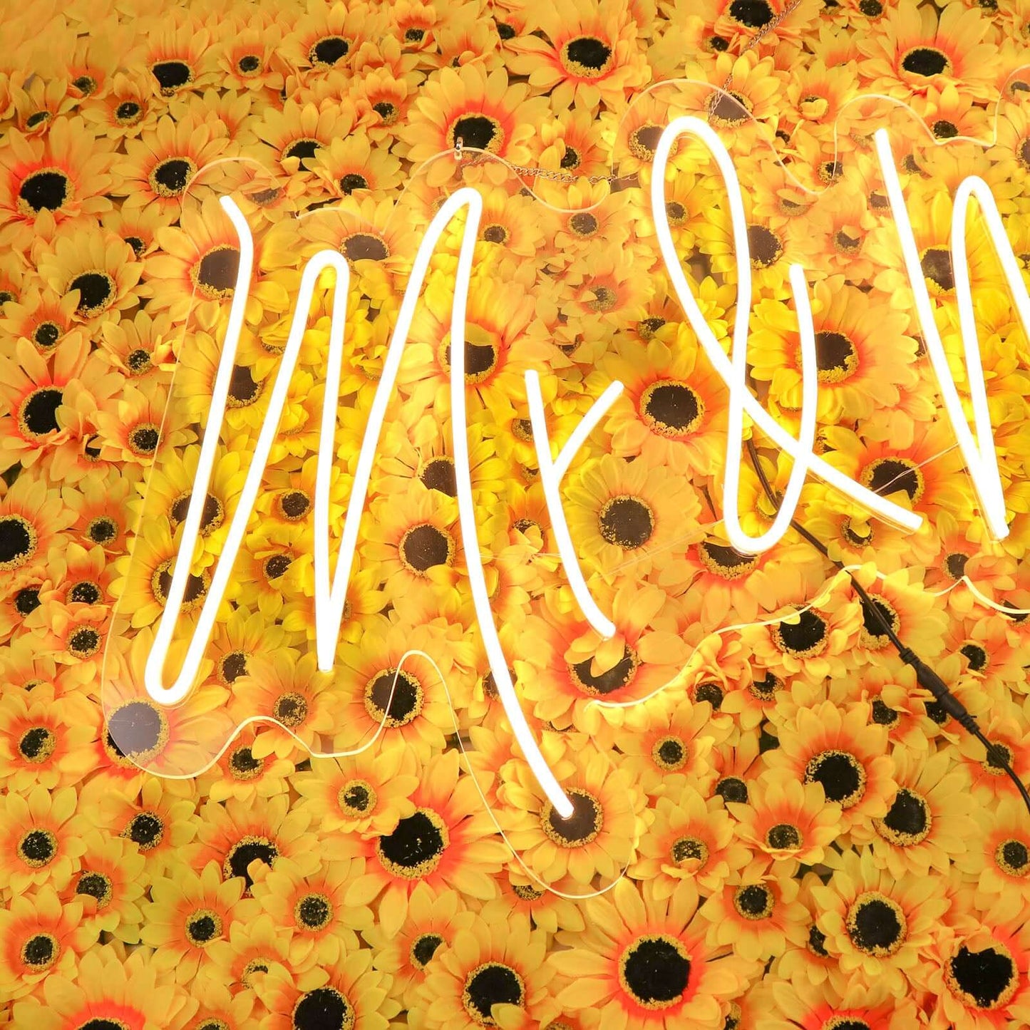 33" Mr and Mrs Neon Light Sign, LED Reusable Wall DÃ©cor Lights With 5ft Hanging Chain